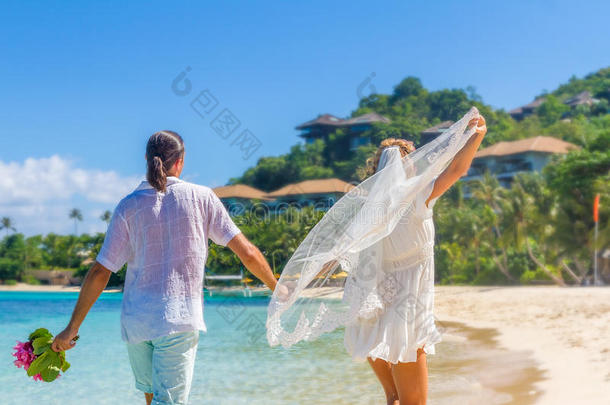 新娘和新郎，年轻的爱的夫妇，在他们的<strong>婚礼</strong>日，<strong>户外海滩婚礼</strong>在热带<strong>海滩</strong>和海洋背景