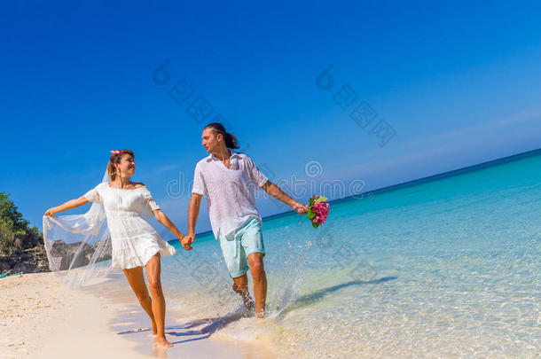 新娘和新郎，年轻的爱的夫妇，在他们的<strong>婚礼</strong>日，户外海滩<strong>婚礼</strong>在热带海滩和<strong>海洋</strong>背景