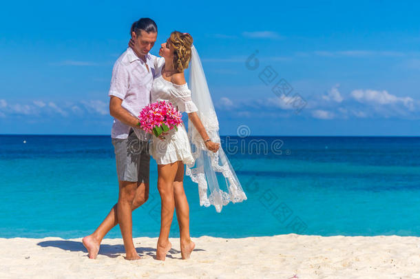 新娘和新郎，年轻的爱的夫妇，在他们的<strong>婚礼</strong>日，<strong>户外海滩婚礼</strong>在热带<strong>海滩</strong>和海洋背景