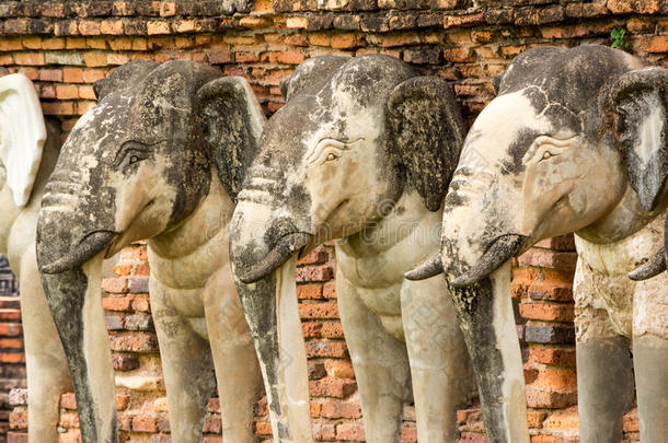 泰国苏霍<strong>台历</strong>史公园的大象雕像