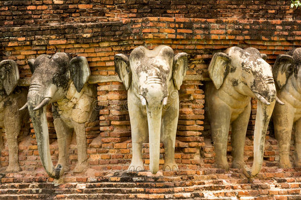 泰国苏霍台历史公园的大象雕像