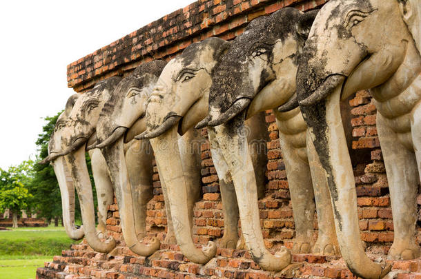 泰国苏霍台历史公园的大象雕像