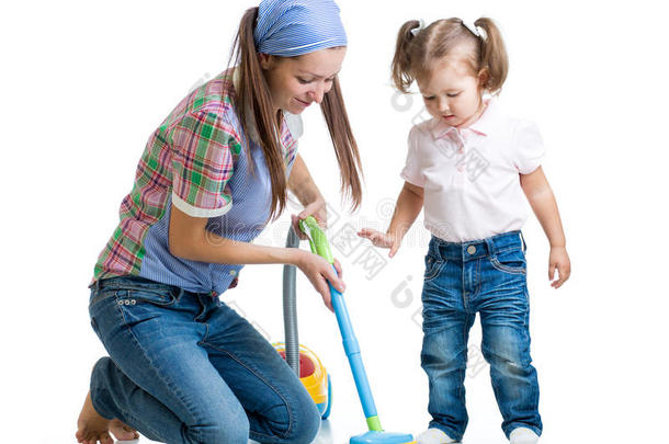 小女孩和妈妈打扫房间