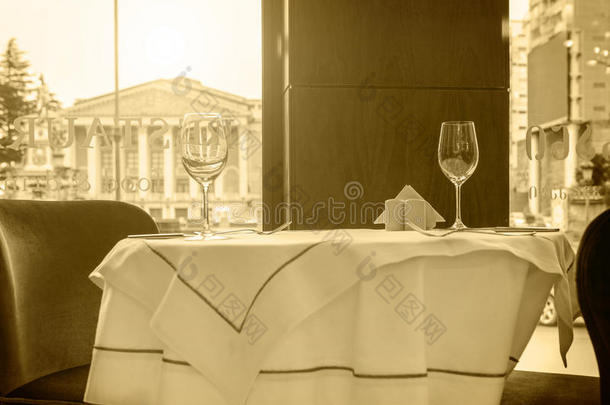 黑白海皮亚色调的照片，餐厅的桌子