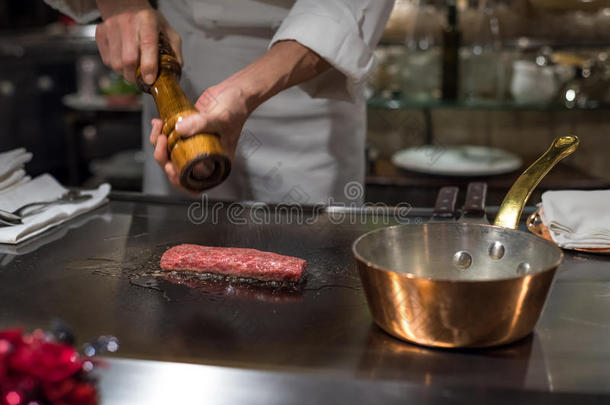 厨师在日本<strong>铁板烧</strong>餐厅烹饪瓦格玉牛肉，东京