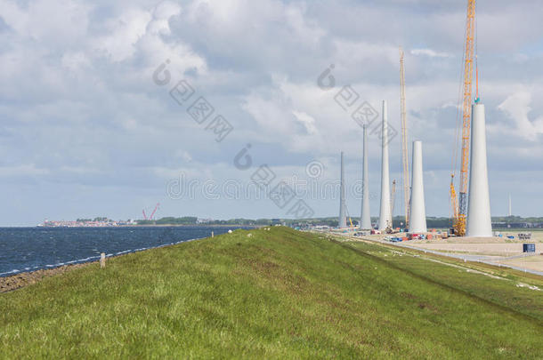 荷兰建筑工地在乌尔克附近建造风力涡轮机