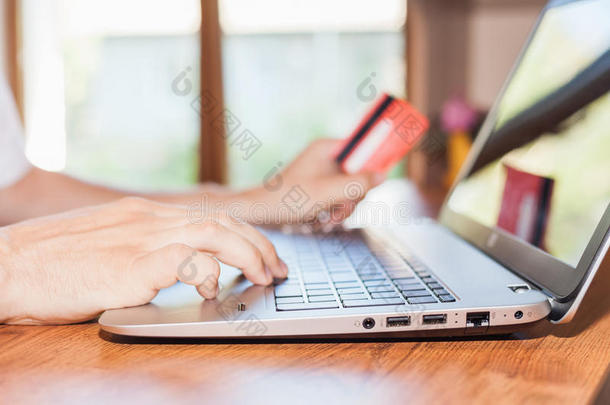 通过网上银行通过塑料卡在线支付的概念