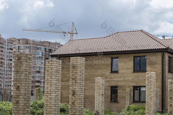 多层建筑背景上的独立小屋