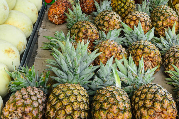 新鲜菠萝在水果市场上出售