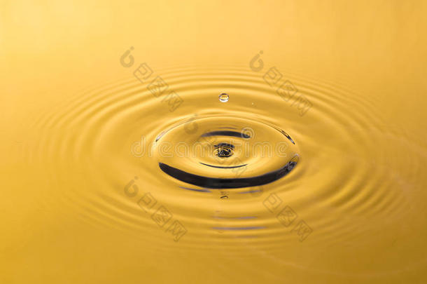金色的水和水滴