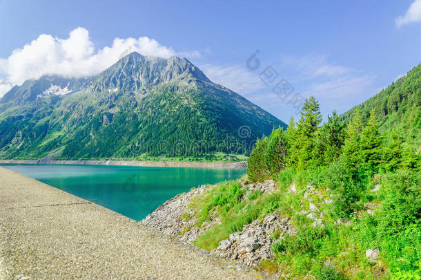 大坝和蔚蓝山湖阿尔卑斯山，奥地利