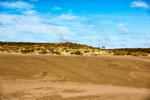 在刮风的日子里，沙漠海滩沙丘