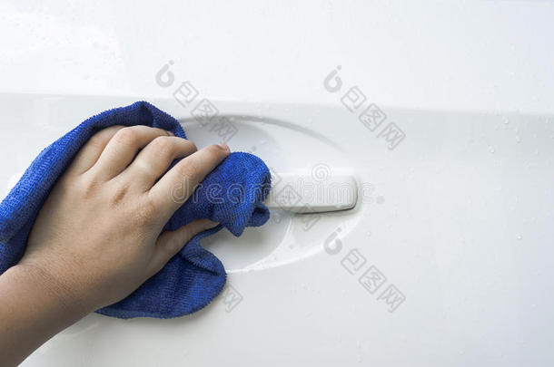 手拿蓝色超细纤维布清洗车
