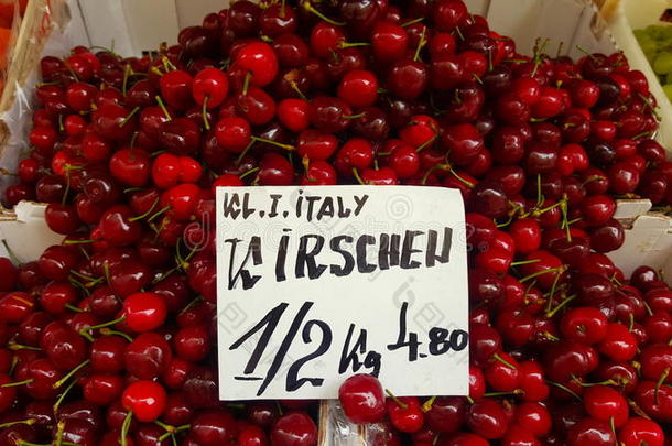 从意大利进口的新鲜樱桃