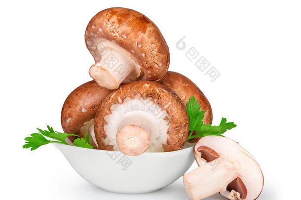 白色碗里的棕色蘑菇