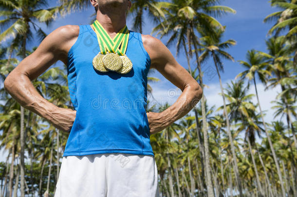 金牌运动员站在棕榈树巴西