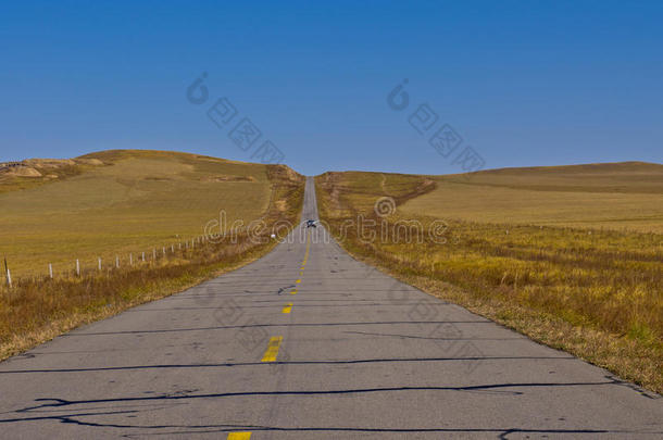 草原上无尽的道路