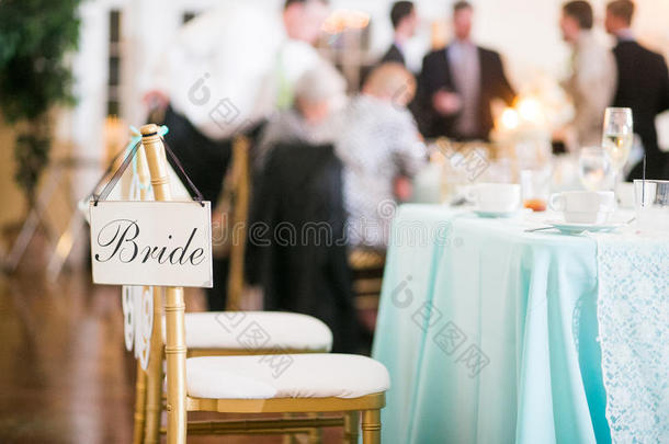 婚礼<strong>招待</strong>会上挂在椅子上的新娘标志。