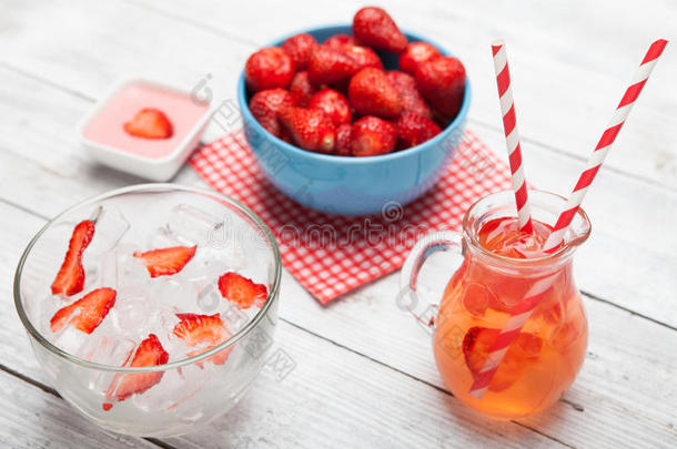 新鲜<strong>草莓汁</strong>加冰。