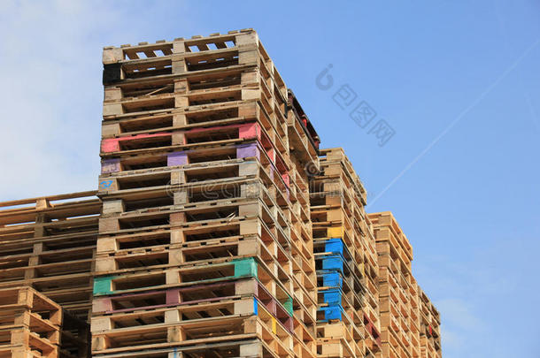 堆叠的木制托盘