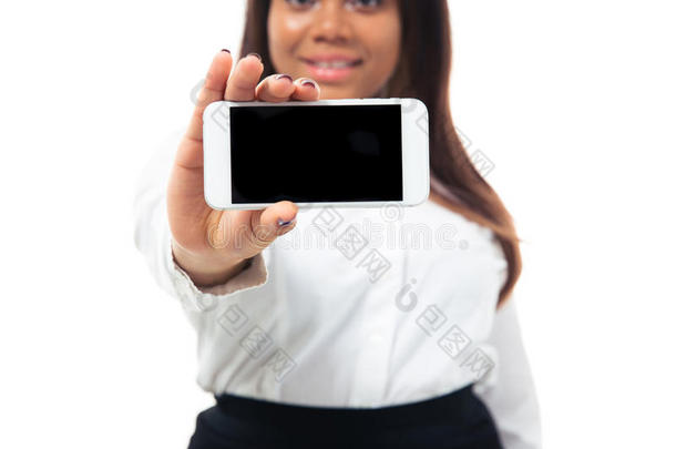 非洲女商人展示智能手机屏幕