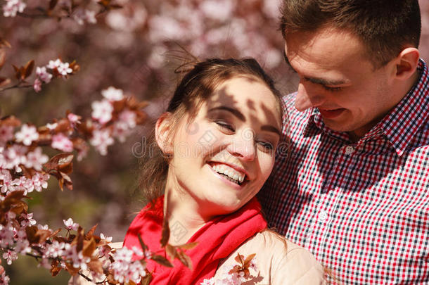 一对相爱的夫妇在阳光明媚的春天在公园散步