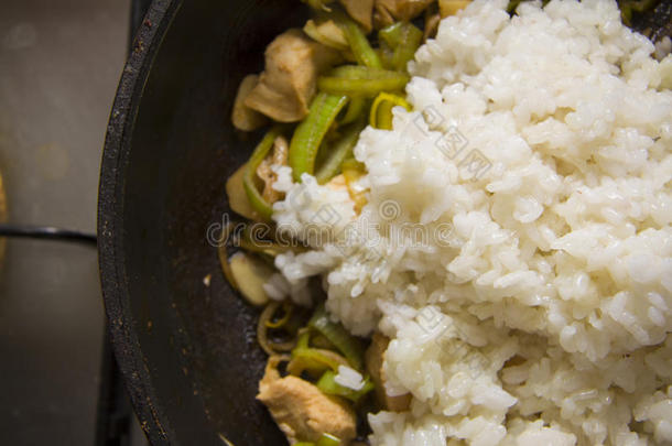 用鸡肉在锅里加入米饭