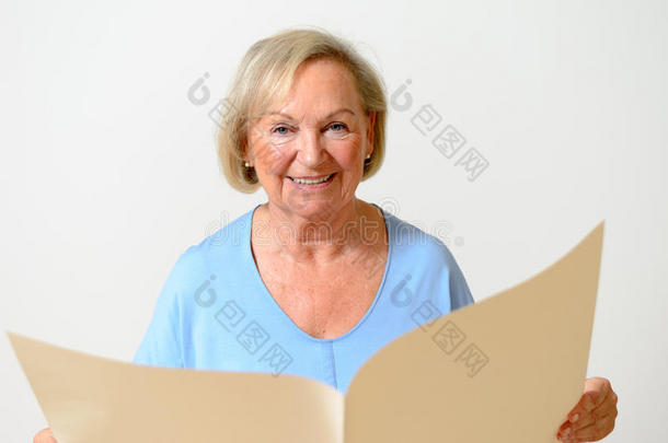 老太太拿着一张白纸
