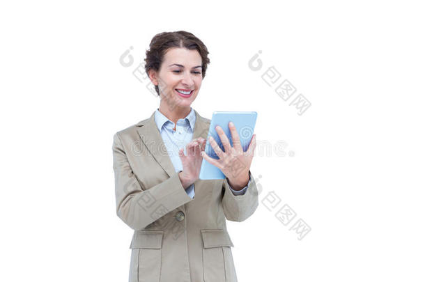 女商人一边看着平板电脑一边微笑