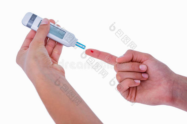 糖尿病妇女使用血糖监测仪