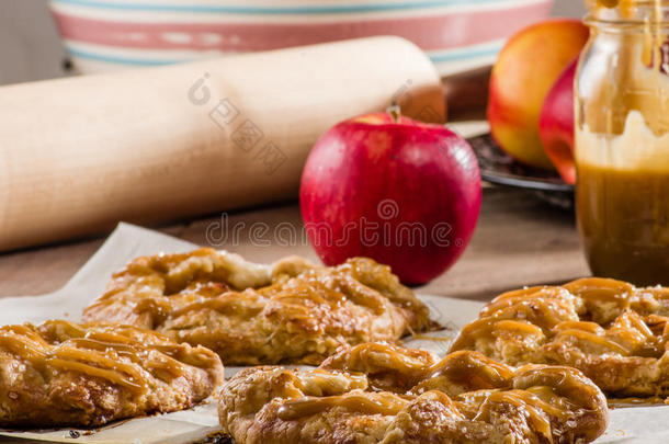 苹果馅饼或带有苹果的乡村馅饼