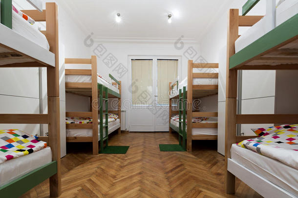 宿舍房间里的双层床