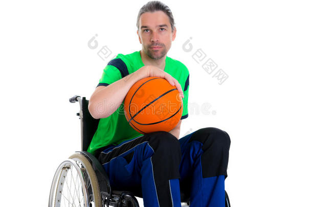 坐轮椅的残疾人正在用球做运动