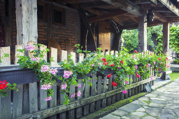 美丽的砖小屋门外部