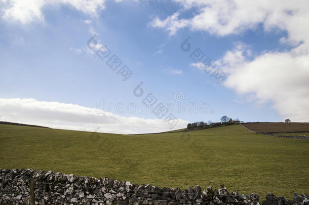 英国高峰区美丽的阳光景观，有著名的石墙