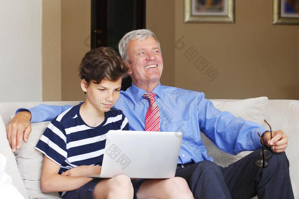 祖父和孙子带着笔记本电脑