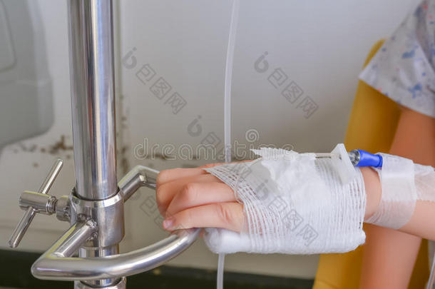 <strong>发烧</strong>病人的孩子的手有试管。