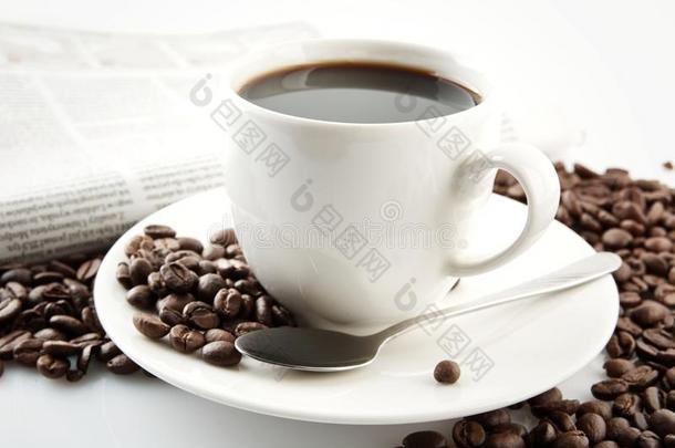 早餐时喝杯带报纸的咖啡