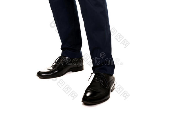 穿黑色靴子的商人脚的特写