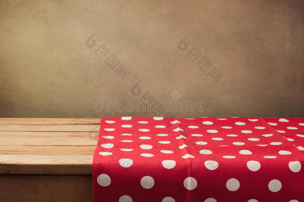 空木甲板桌子与波尔卡<strong>点</strong>桌布在肮脏的背景