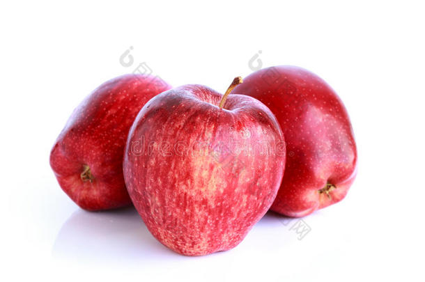 新鲜的三个红苹果分离出来