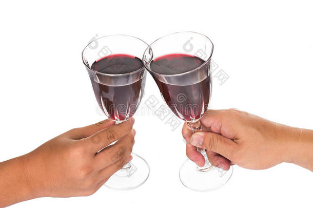 双手在水晶眼镜中品尝红酒