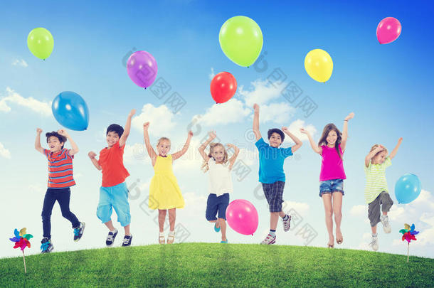 <strong>儿童儿童快乐</strong>夏季气球庆祝健康概念