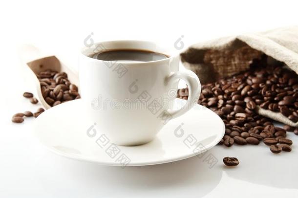 一杯咖啡，带<strong>茶托</strong>，袋子里有白色的咖啡豆