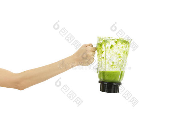 手臂拿着一个装满绿色冰沙的搅拌机罐子