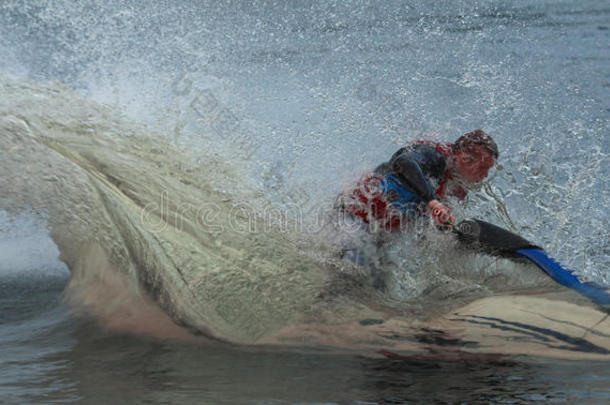 <strong>喷气滑雪</strong>上的动作照片人。 穿过水。