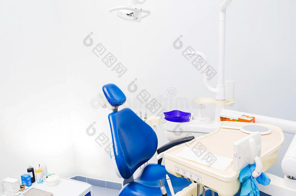 牙医办公室的牙科工具和牙医椅子