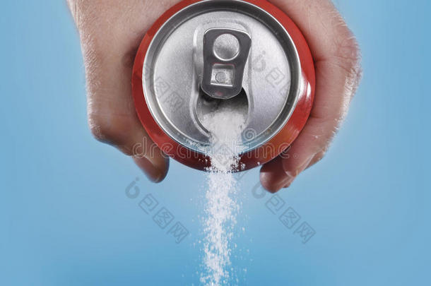 手拿<strong>汽水</strong>可以<strong>倒</strong>大量的糖，比喻一种提神饮料的糖含量