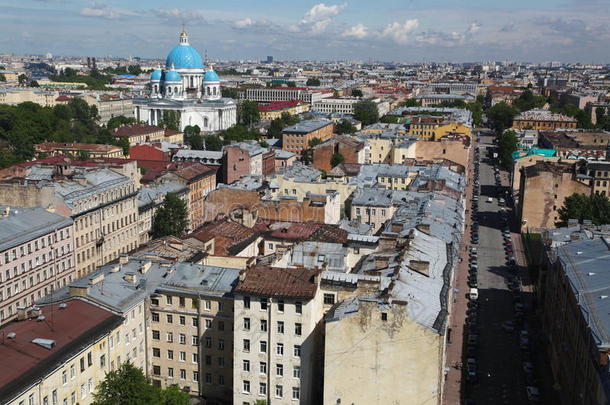 俯瞰古老欧洲城市屋顶的景色