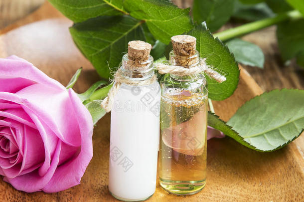 护肤油和乳液与玫瑰提取物